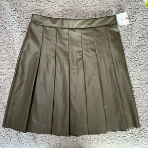 NWT xs green pleated pleather skirt with elastic waistband